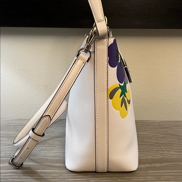Kate Spade New York Reegan Pansy Toss Bucket Bag. - Picture 6 of 12